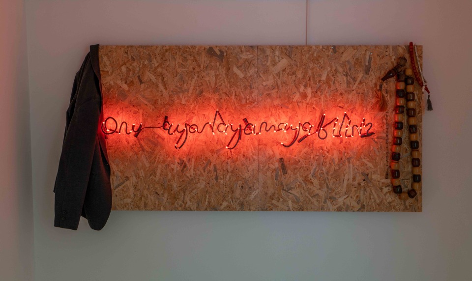 “A Tribute to Joseph Beuys”, 2023 neon yerleştirme, 83 x 160 x 6 cm